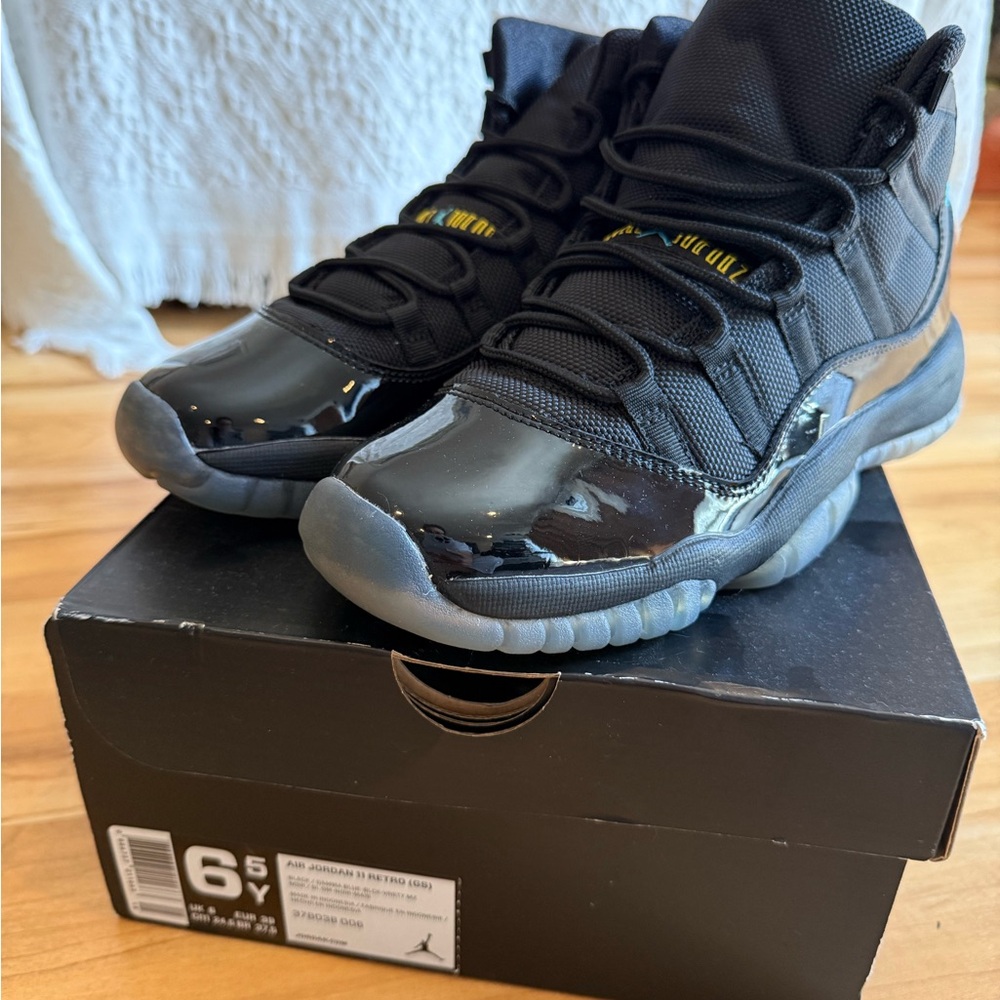 Jordan Retro 11 - youth size 6.5 / women size 8 / black gamma blue - Picture 3 of 10